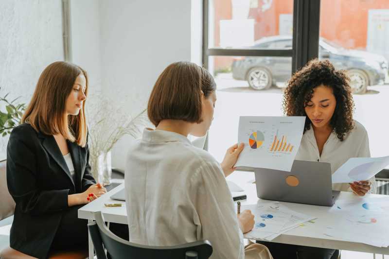 profissionais da área de compras dentro de uma empresa