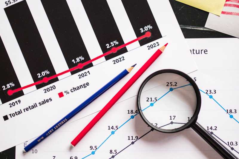 gráfico, lápis, mesa contendo folhas com conteúdo financeiro