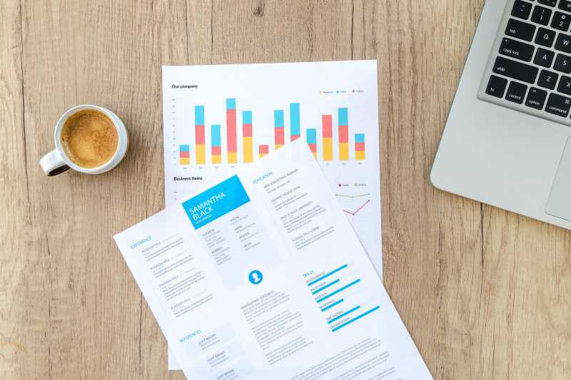  gráficos de desempenho empresarial em ascensão, demonstrando como a automação com um ERP pode impulsionar o crescimento dos negócios.