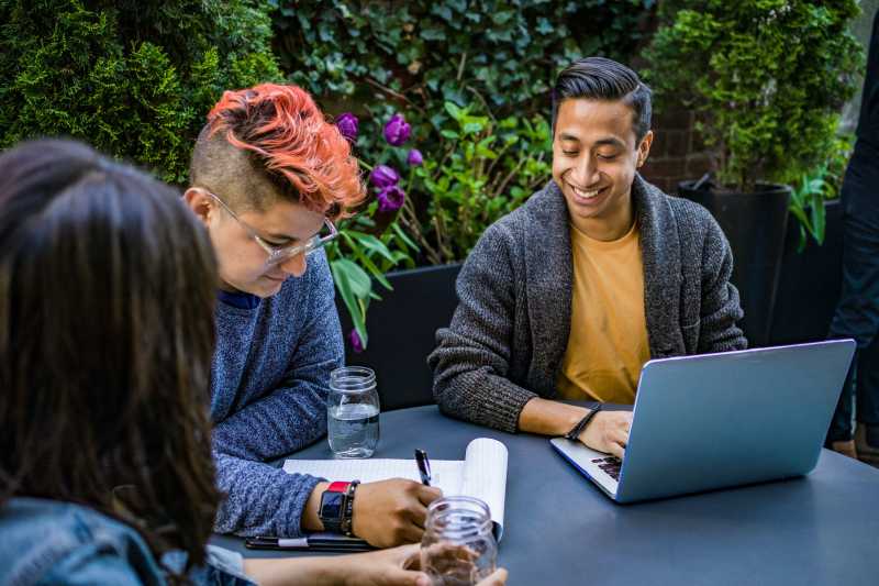 uma equipe em um ambiente de trabalho ágil