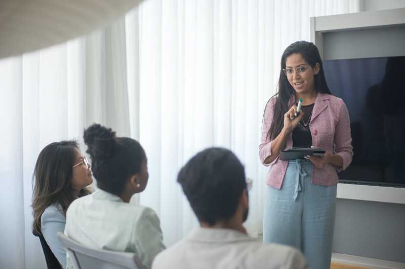 pessoas em treinamento do setor de qualidade 